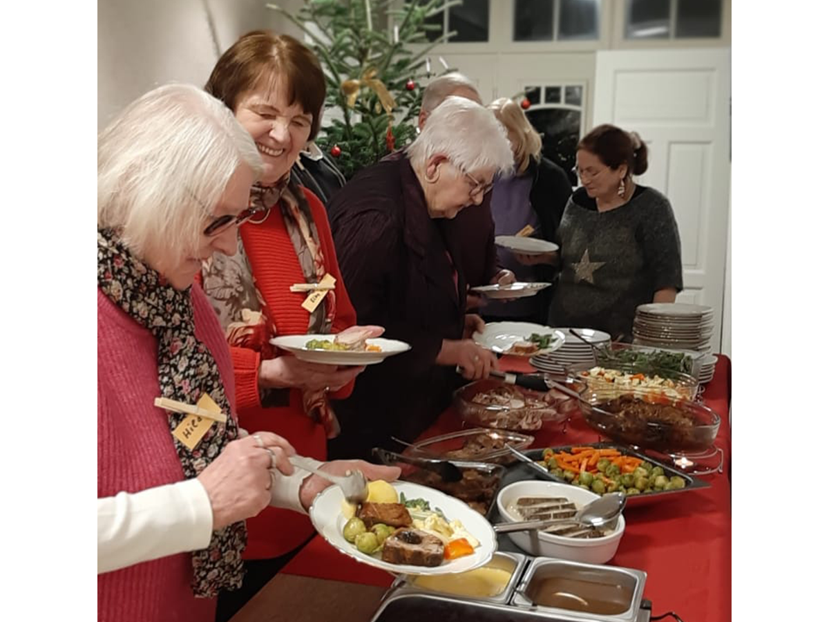 Büfett mit Menschen Kopie